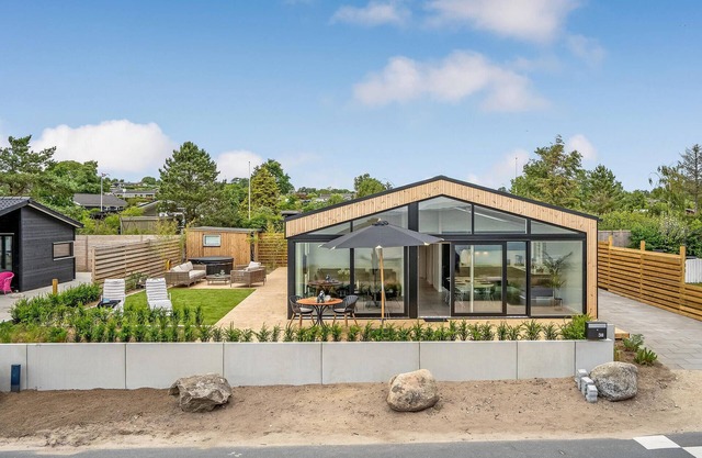 Nice home in Rønde with house sea view