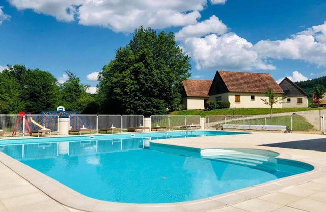 Nice house on holiday park with swimming pool