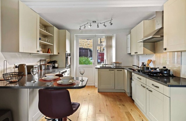 Nice House with Free Parking Close to Morden & Sutton