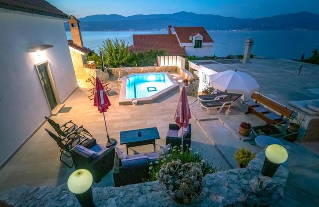 Nice house with pool-Splitska