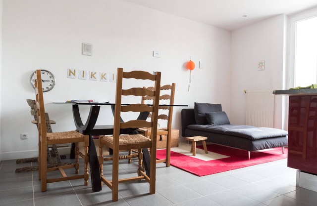 Nice, large family apartment (2 bedrooms - sleeps 5) very close to Paris
