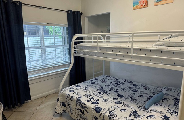 Nice Room with Private Bathroom in Little Havana Miami with WiFi, AC B5