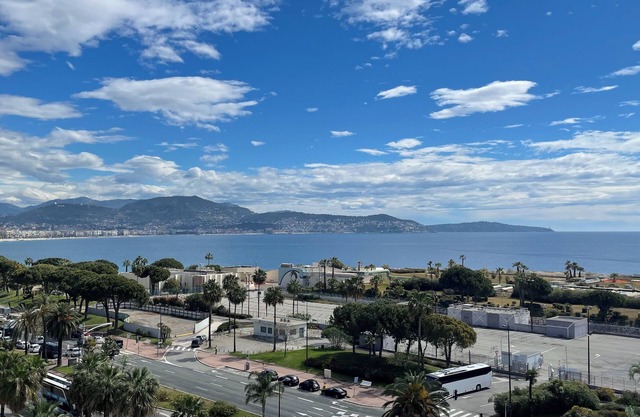 Nice sea view apartment 400m from the beach.