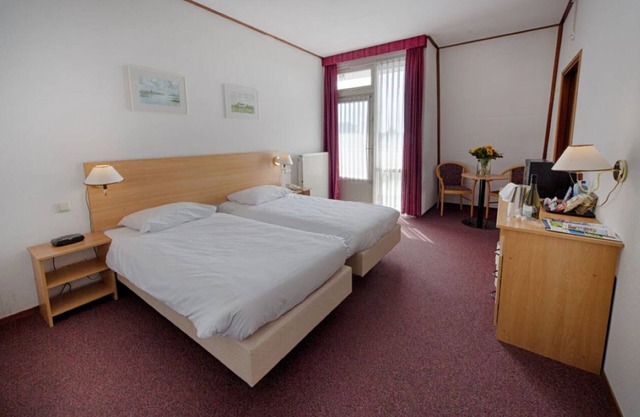 Nijmegen Area Comfort: Explore Trails, River Views and Dining