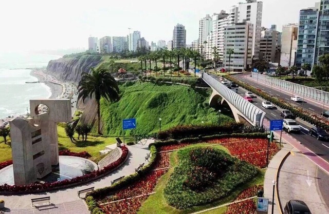 nModern Miraflores Apt with Balcony View of Puente Villena – Prime Location