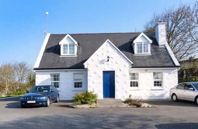 NO.1 APT, BRANDY HARBOUR COTTAGE in Ballinderreen, County Galway