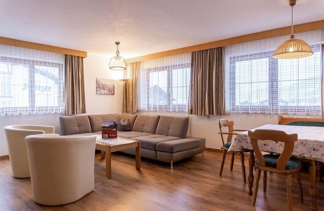 No. 3 Einstein - HAUS fern