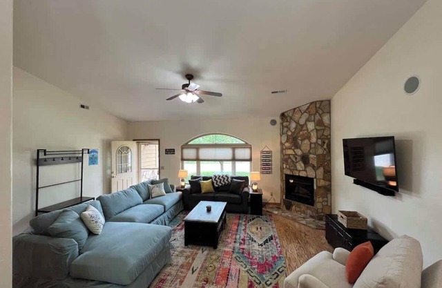 No-Stairs Townhouse w/Fireplace + Pet Friendly