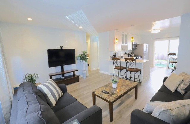 No Stairs! Walk 2 Ocean, FastWiFi, PoolTable, Magnolia Perch!