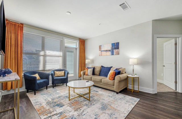 NoDa 2Bdr w/2 King beds| Free Parking| Fast-Wi-Fi| Smart TVs| Balcony