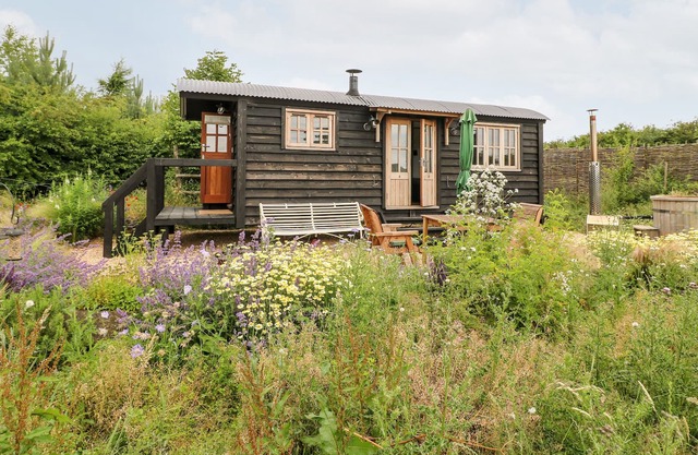 NOMAD (SHEPHERDS HUT, pet friendly, with hot tub in Kibworth