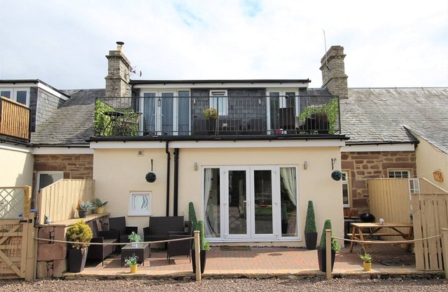 Norham near Berwick - Sleeps 8 - 2 Bathrooms - 15 Mins Beach - Dog Friendly