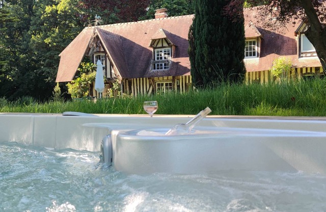 Normandy property, heated swim spa/jacuzzi, 2 hectares, 10 people