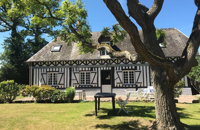 Normandy farmhouse, large garden. Sleeps 6. 2 bedrooms, 3 bathrooms.