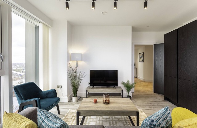 North Acton III - 2Bed King/Twin + 2Bath + Balcony