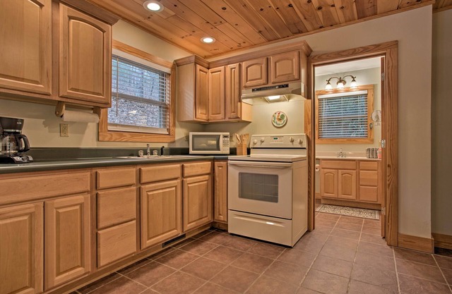 North Carolina Abode - Hot Tub, Foosball & Grill!