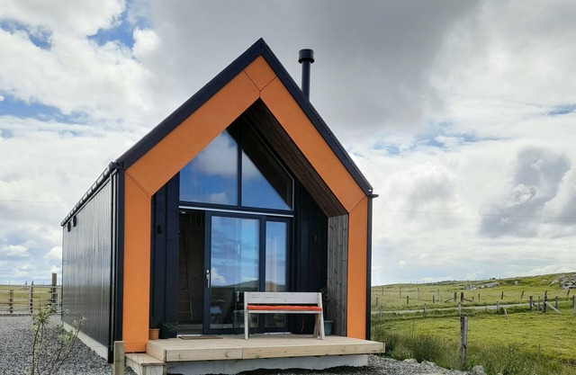 NORTH LIGHT STUDIO, pet friendly in Lochmaddy, North Uist