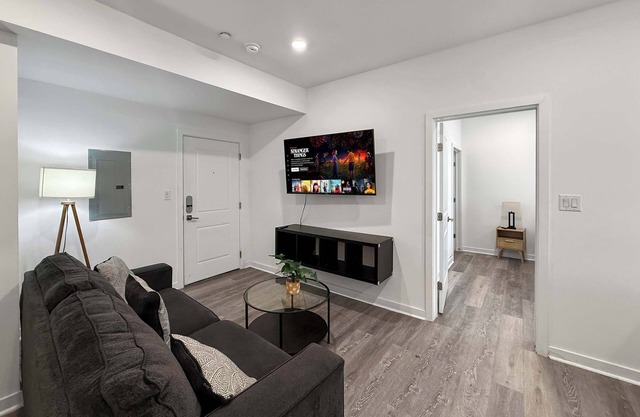 Northern Liberties 2BR | Modern Comfort for 6