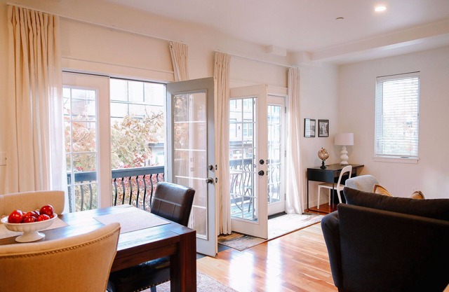 Northwest Alphabet District! Walk to it all! Light & Airy Free Parking 970 sq.ft