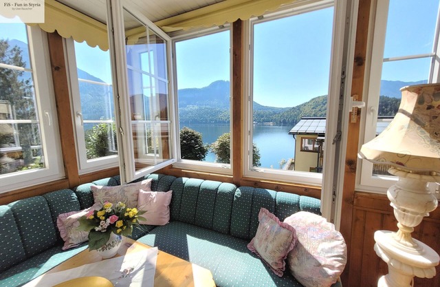 Nostalgic apartment Seeidylle in Altaussee with exceptional lake view