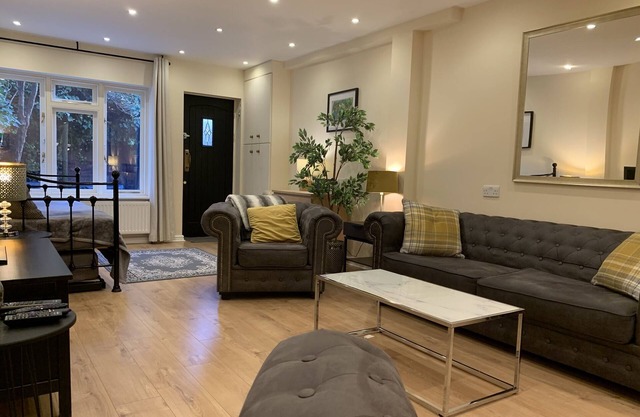 Notting Hill 3-BR townhouse w/ensuite bathrooms. Ideal for families. Sleeps 8-10