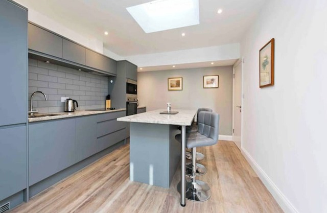 Notting Hill Chic sleeps 4-5 - 2 bedrms/2 bathrms-one en-suite + single SofaBed