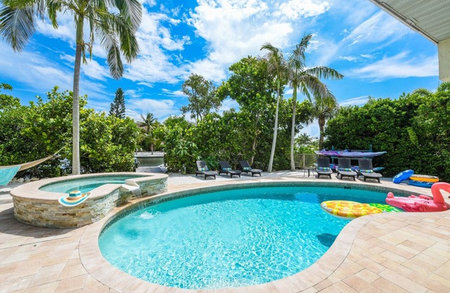 NOV/DEC DEALS - Waterfront Canal/Hot Tub/Htd Pool/Boat Dock/AMIHomeRental