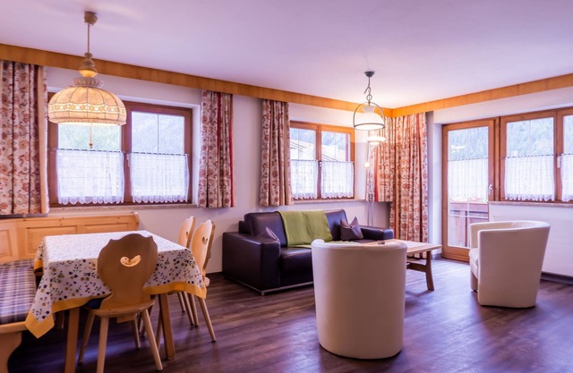 Nr. 1 Hahnenkamm - Gästehaus Wötzer & Landhaus Stocka