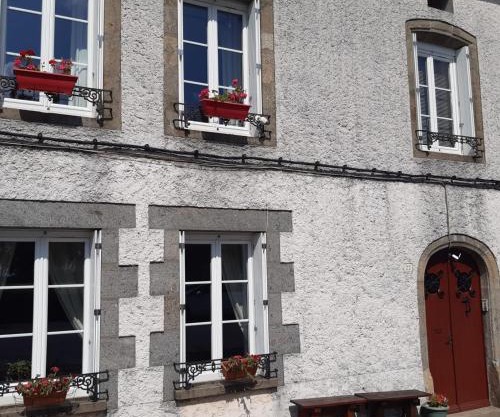 Number 22 - Le Dorat - Apartment 3 with garden & free parking
