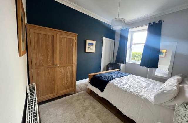 Number 79, Cosy Central Helensburgh 1 Bedroom, ground floor pet friendly, garden