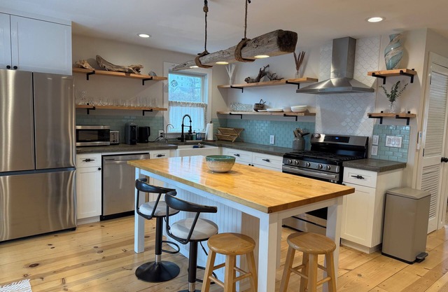 NYC to Zen - Spa Bungalow w/Hot Tub, Gym - Walk to the Beach + Ferry Access