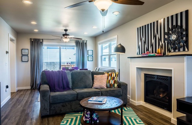 Nye Beach, Hot tub, Dog friendly, Hip Decor, Walk to Beach!