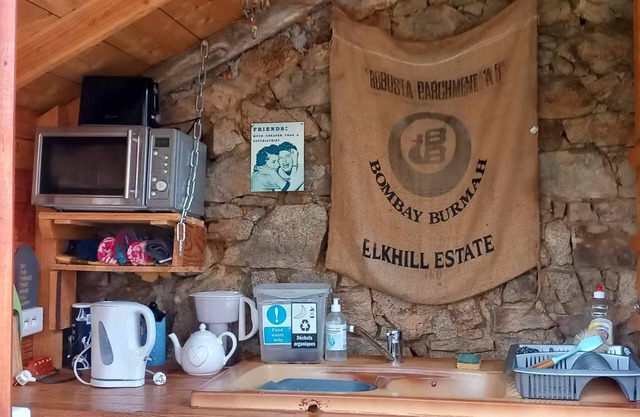 nYourte rustique dans une petite ferme