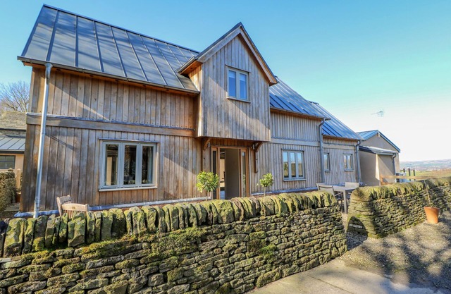 OAK COTTAGE, family friendly, character holiday cottage in Milnrow