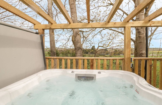 OAK LODGE, family friendly, character holiday cottage in Washford