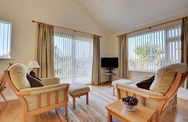 Oak Tree Cottage - Two Bedroom House, Sleeps 3