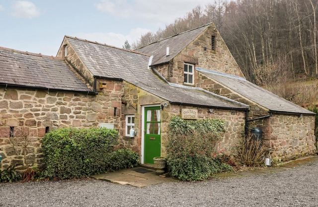 OAK TREE COTTAGE, pet friendly, with a garden in Cromford
