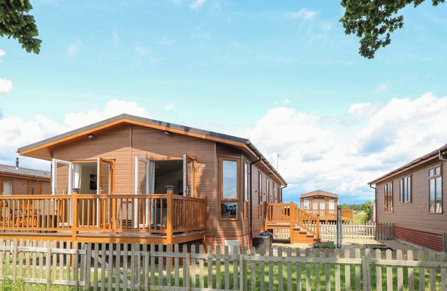 OAK TREE HOLIDAY LODGE, pet friendly, with open fire in Stonham Aspal