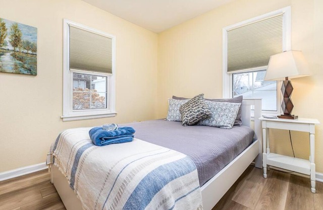 Oaklie's Bungalow - Charming Home in Dubuque