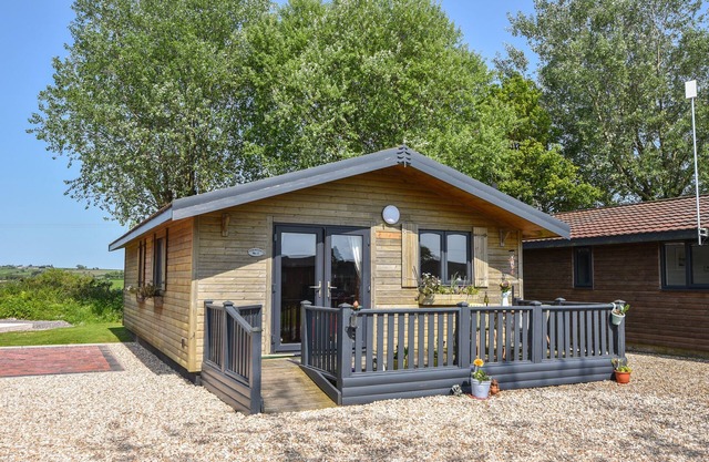 OAKWOOD 1 @ PINEWOOD RETREAT, family friendly in Lyme Regis