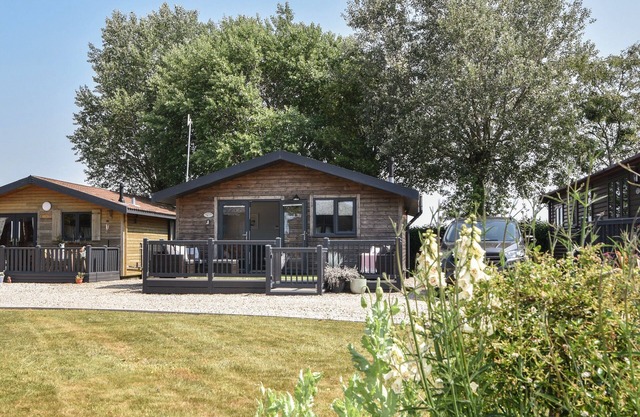 OAKWOOD 2 @ PINEWOOD RETREAT, family friendly in Lyme Regis