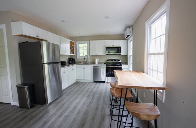 Oakwood Retreat PLUS Carriage House- Sleeps 12