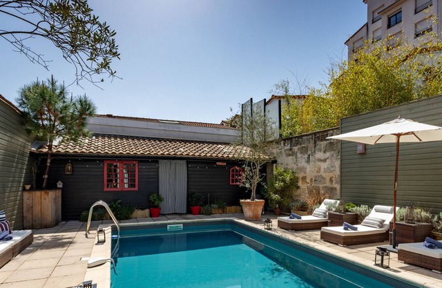 Oasis de Bordeaux Maritime Very pretty stone town house with swimming pool.