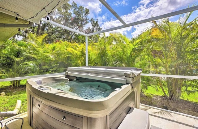 Oasis on Nightingale: Screened Pool & Near Beach