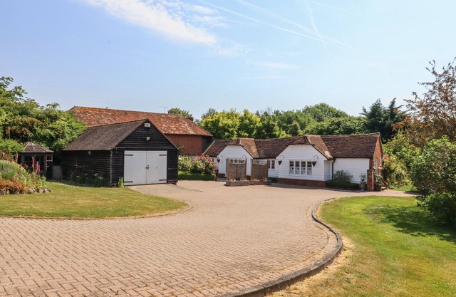 OAST COTTAGE, with a garden in Hadlow