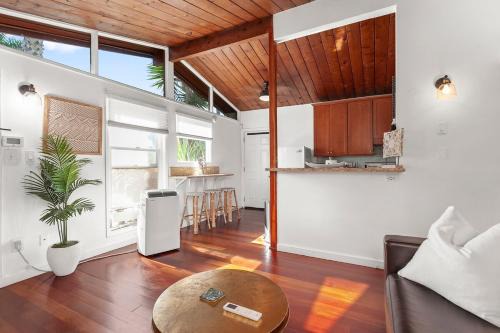 OB Cottage Retreat Best Location, Patio & Beach!