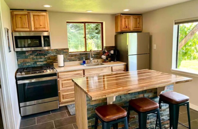 Ocean and Mountain views, 10 minutes to the Spit