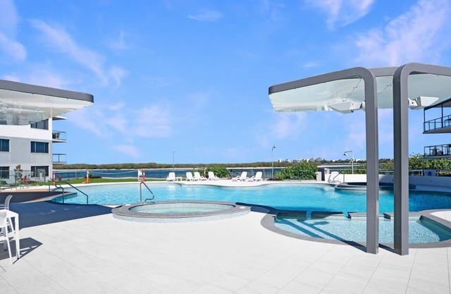 Ocean Breeze & Balcony Bliss - 1BR with Spa Near Beach