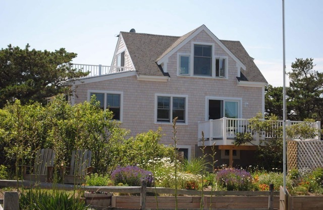 Ocean Cottage A/C near PB and Beachcomber. Steps to the beach! 50% discount 7/6