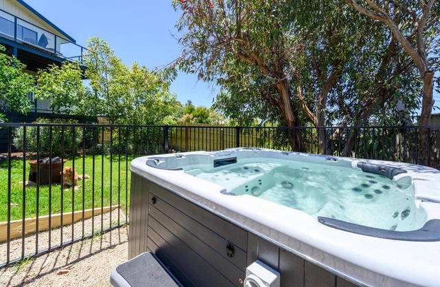 Ocean & Country Views, Spa, Pets Welcome, Fireplace - Your Ocean Oasis 10 minutes to Phillip Island